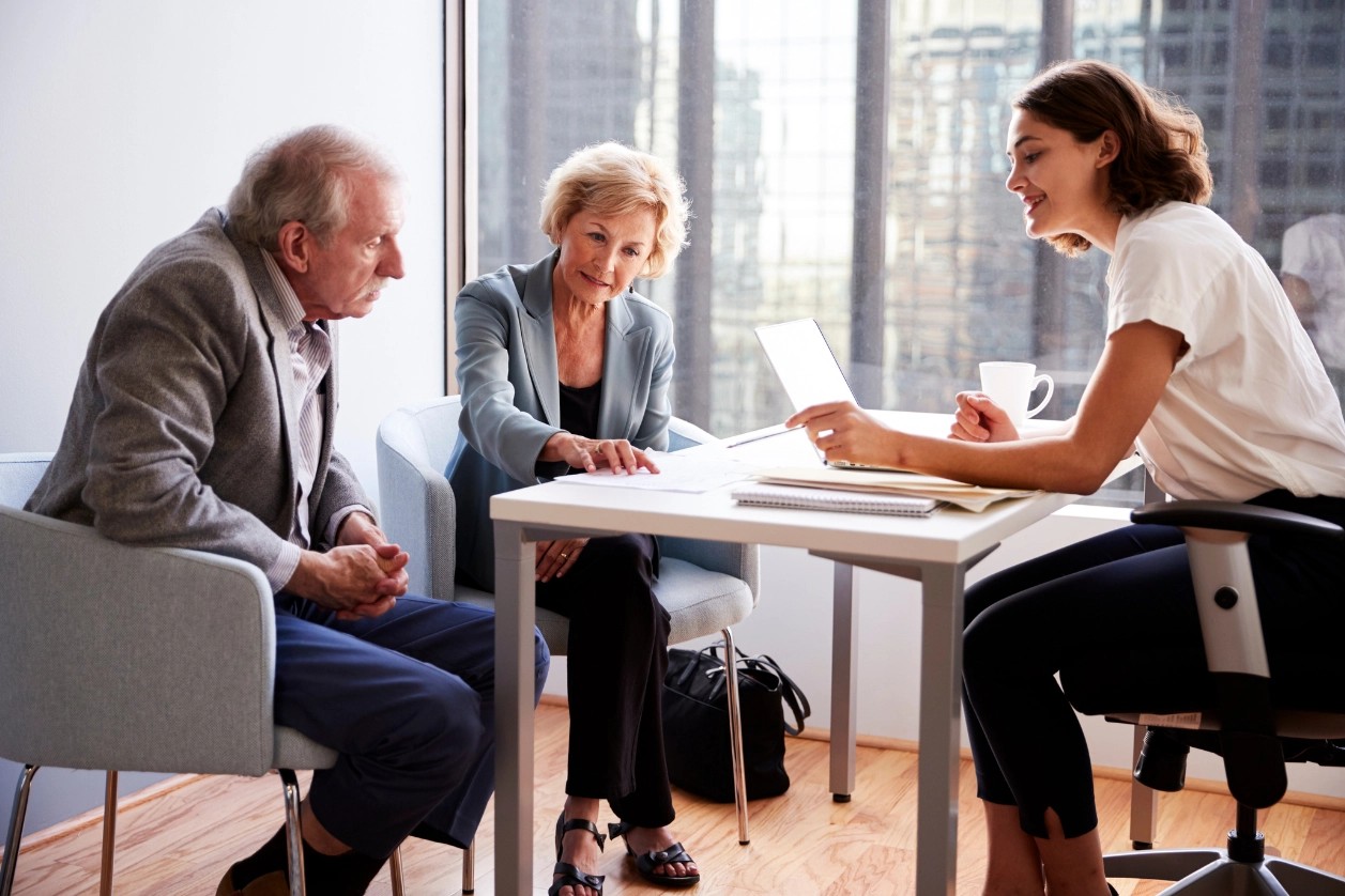 personnes agees dans un bureau qui discutent